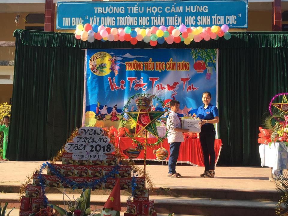 Đồng chí Nguyễn Thị Hằng ban thường vụ xã.